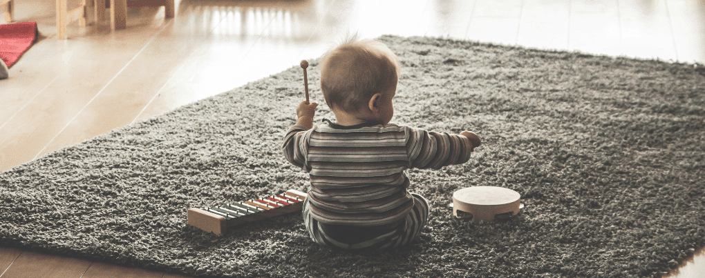 Enfant avec des jouets en bois